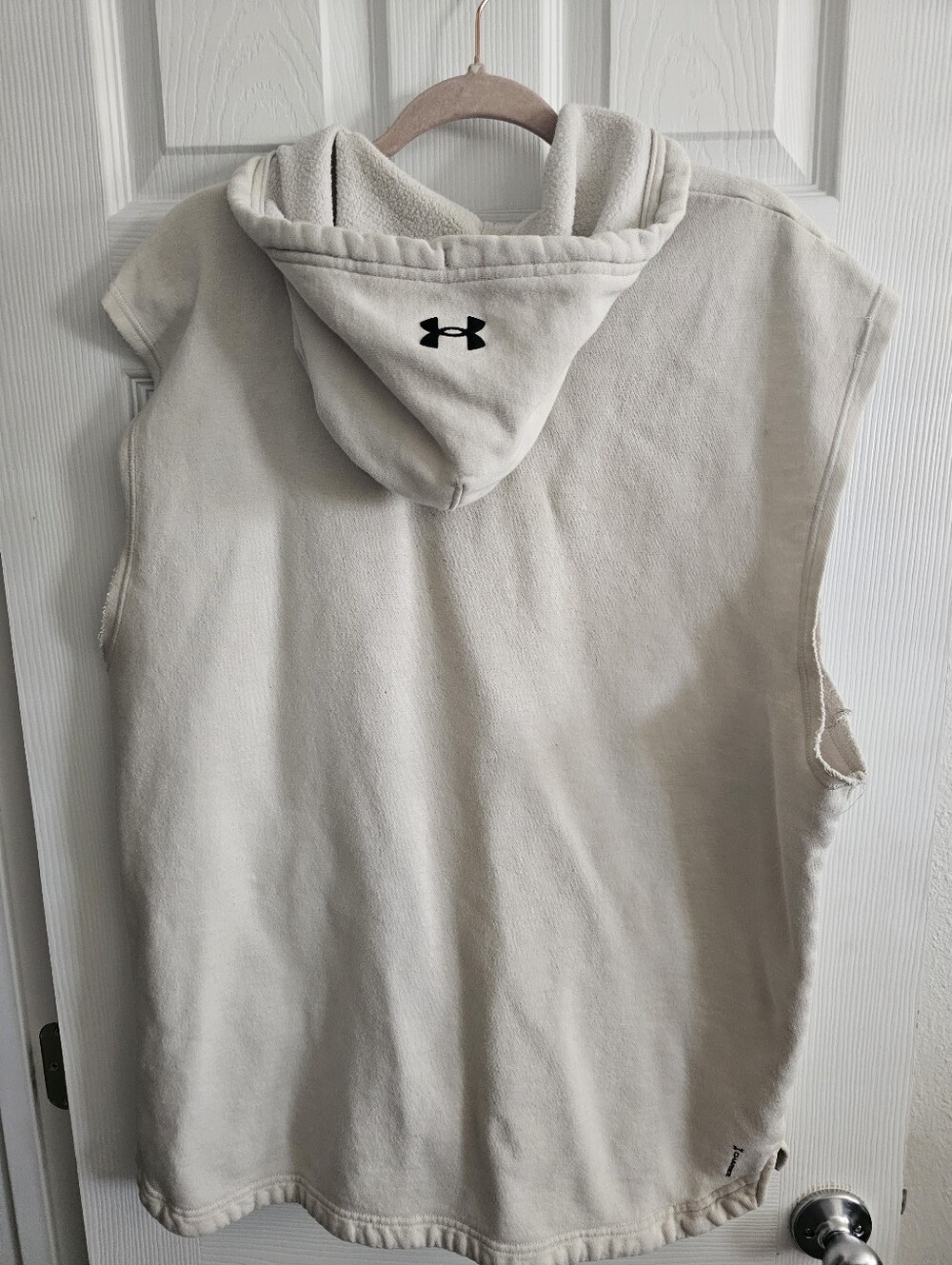 Under Armour Sleeveless Cream Hoodie with Distressed Black Bull Graphic SIZE XL - Picture 12 of 14